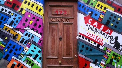 A door in a colourful wall saying Valparaiso