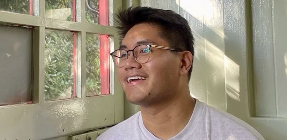 A picture of Rhoel smiling.