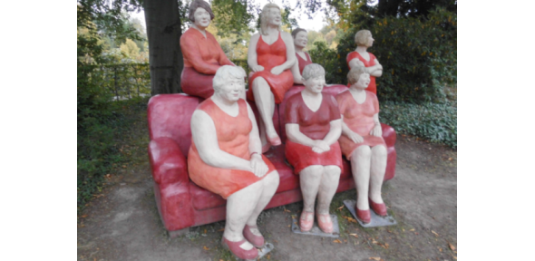 https://commons.wikimedia.org/wiki/File:Statuengruppe_%22Frauen_sehen_Rot%22_von_Christel_Lechner_im_Schlosspark_Lichtenwalde_02.jpg Image